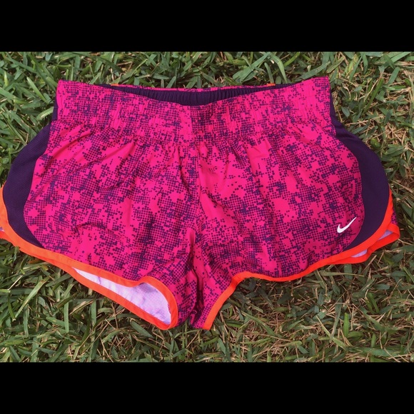 ✶ NIKE SHORTS ✶ - Picture 2 of 4
